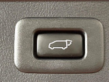 【パワーバックドア】スマートキーや運転席のボタンを押すだけでリアゲートが自動で開閉します!荷物を持っている時や、高い位置にあるバックドアを閉める際に便利な機能です♪