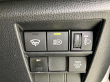 運転席から手の届きやすい位置に各種スイッチをまとめ、必要な設定を確認しやすい構成です。表示やマークを見ながら操作できるため、日常的に使う機能を扱いやすく、運転中の視線移動にも配慮されています。