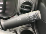 操作しやすい位置に配置されたウインカーレバー。スムーズな操作で、安全な車線変更をサポートします。オート機能も搭載されています。