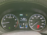 速度計や各種インジケーターがまとまり、運転に必要な情報を確認しやすい配置です。中央の表示部でも車両情報をチェックでき、走行中に視線を大きく移さず状況を把握しやすくなっています。