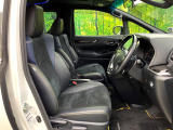 【ハーフレザーシート】高級感と座り心地を両立した人気のシート♪背面・座面のファブリック素材は、通気性の良さや滑りにくさに優れています。気温や服装に左右されず快適にお乗りいただけます。