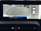 後方映像に加えて車両周辺の表示も確認でき、駐車時の状況把握をサポートします。ガイド線が目安となり、駐車スペースへの位置合わせにも便利。周囲を直接確認しながらお使いいただけます。
