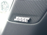 【BOSEサウンドシステム】メーカーオプションの高品位サウンドシステムを搭載。専用のチューニングが施された大小様々なスピーカーから良質なサウンドが奏でられ、臨場感あふれる音響空間を演出します。