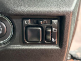 【電動格納ミラー】サイドミラーは電動格納式となっており、狭い駐車場でもキズがつくリスクを抑えられます。