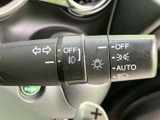 操作しやすいウインカーレバーは、安全運転をサポートします。直感的な操作感で、スムーズな運転を可能にします。安心のドライブを。