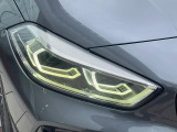 ●LEDヘッドライト:夜間走行時も良好な視界を確保し安心して運転できる高輝度LEDヘッドライトを装備!点灯速度が早く、消費電力も抑えられています。