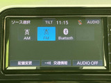 AM・FMラジオやBluetoothなど、音源を選んで利用できる画面を備えています。通勤時のラジオ再生から、スマートフォンの音楽を楽しみたい場面まで、日々の移動に合わせて活用いただけます。