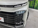【LEDヘッドライト】悪天候や夜間走行時も良好な視界を確保し安心して運転できる高輝度LEDヘッドライトを装備!点灯速度が早く、消費電力も抑えられています。