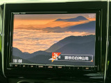 テレビ番組の映像を画面で確認でき、停車中の待ち時間にも映像を楽しめる装備です。操作ボタンも画面下にまとまり、視聴したいときに扱いやすい構成です。