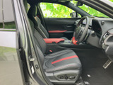 運転席まわりまで見渡しやすく、ドアを開けた際も前席へスムーズに乗り込めます。落ち着いた色調に赤のアクセントが映え、座席まわりも整った印象です。