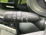雨天時でもクリアな視界を確保。操作しやすいワイパーレバーで、安全な運転をサポートします。快適なドライブに貢献します。