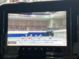 停車中に、地上デジタル放送を楽しめるTV機能を搭載。待ち時間も快適に過ごせます。家族でのドライブにもおすすめです。