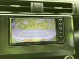 画面には後方の映像と目安となるガイド線が表示され、駐車時に周囲との距離感をつかむ手助けになります。車庫入れや駐車スペースへの出し入れを、画面で確認しながら進められる便利な装備です。