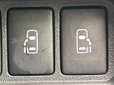 【両側スライドドア】駐車場で隣の車との間隔が狭く乗りにくい時、スライドドアなら安心!ドアオープン時も幅を取らず、開口部が広いので乗り降りがとっても簡単です。大きな荷物の出し入れも後席から可能♪