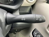 操作感の良いウインカーレバーで、スムーズな車線変更をサポートします。視認性も高く、安全運転を支援します。