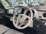 運転席からの視界は広く、運転操作もスムーズに行えます。シートの形状も、長時間のドライブでも疲れにくい工夫が施されています。