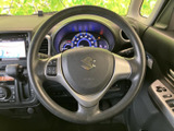 握りやすいステアリングで、快適な運転操作をサポートします。操作性も高く、スムーズなハンドリングを実現します。