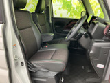 前席はゆったりとした座面とアームレストを備え、運転席・助手席それぞれで落ち着いて過ごせる空間です。足元にもゆとりがあり、乗り降りの際にも視界を確保しやすい室内です。