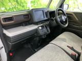 視界を遮りにくいすっきりとした運転席まわりで、前方や左右を確認しやすい配置です。シートは広さを感じられ、落ち着いた色合いの室内でゆったり過ごせます。