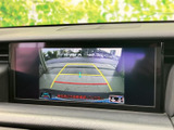 後方の映像に加えてガイドラインも表示され、駐車時の周囲確認をサポートします。画面で進行方向を把握しやすく、車庫入れや縦列駐車の際にも役立つ便利な装備です。