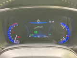 速度や燃料残量などの情報が一か所にまとまり、運転中も必要な表示を確認しやすいレイアウトです。メーター類は見やすく配置され、日々の運転をサポートします。