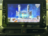 テレビ番組を表示できるため、停車中の待ち時間にも映像を楽しめます。番組名や時刻も画面に表示され、車内で過ごす時間をより充実させたい方にうれしい装備です。