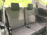 左右に並ぶシートにはそれぞれヘッドレストが備わり、後方に座る方も落ち着いて過ごせます。窓から光が入り、3列目ならではの独立した空間を感じられる室内です。