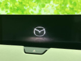 洗練されたデザインのディスプレイが、車内空間をスタイリッシュに演出します。必要な情報がひと目で分かり、快適なドライブをサポートします。