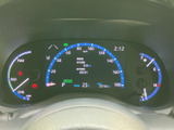 速度や燃料残量などの情報がメーター内にまとまり、運転中に必要な項目を確認しやすい配置です。表示が見やすく、日々の運転時にも落ち着いて情報を把握できます。