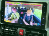 停車中には、テレビや映像コンテンツをお楽しみいただけます。長距離移動のお供に最適です。※走行中の視聴はできません。