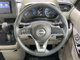 インテリアに合わせたデザインのステアリングは、運転される方のことも考え、運転しやすい形状、大きさです。是非一度、実際に触ってお確かめください。