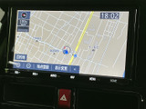 クリアな地図表示で、運転中の視認性を確保。道路状況を的確に把握し、スムーズなルート案内を受けられます。細部まで丁寧にデザインされています。