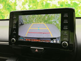 後方の様子を画面で確認しながら駐車でき、ガイド表示も目安として活用できます。車両周辺を直接確認することと合わせて、駐車時の安全確認を助ける便利な装備です。