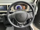 握りやすい形状で、運転席からメーターを確認しながら操作できます。周囲には各種レバーも配置され、運転に必要な操作へ手を伸ばしやすい、分かりやすい運転席です。