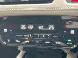 【オートエアコン】一度お好みの温度に設定すれば、車内の温度を検知し風量や温度を自動で調整。暑い&hellip;寒い&hellip;と何度もスイッチ操作をする必要はありません。快適な車内空間には必須の機能ですね♪