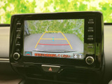 後方の様子を画面で確認でき、駐車時の周囲確認をサポートします。ガイド線も表示されるため、車庫入れや狭い場所での切り返しの目安として活用いただけます。