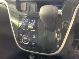 【オートエアコン】一度お好みの温度に設定すれば、車内の温度を検知し風量や温度を自動で調整。暑い&hellip;寒い&hellip;と何度もスイッチ操作をする必要はありません。快適な車内空間には必須の機能ですね♪