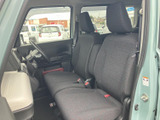 運転席からの視界は広く、運転操作がしやすいです。シートの形状も体にフィットし、快適なドライブをサポートします。