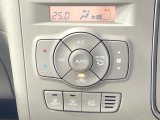 【オートエアコン】一度お好みの温度に設定すれば、車内の温度を検知し風量や温度を自動で調整。暑い&hellip;寒い&hellip;と何度もスイッチ操作をする必要はありません。快適な車内空間には必須の機能ですね♪