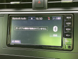 オーディオ画面から音源の選択やBluetooth接続の案内を確認でき、ドライブ中に使いたい音楽再生機能へ迷わずアクセスしやすい構成です。画面表示も見やすく、日常の移動を快適にサポートします。