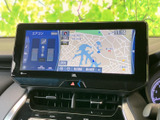 ナビゲーションシステムが、目的地までのスムーズな道案内をサポート。高精細な地図表示で、運転中の情報収集も快適に行えます。