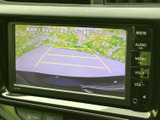 画面には後方の映像とガイドラインが表示され、駐車時に車の後ろの様子を確認する目安になります。周囲を目視しながら、位置合わせにお役立てください。
