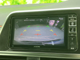 後方の様子を画面で確認でき、駐車時の周囲確認をサポートします。目安となるガイド表示も備わっており、車庫入れや狭い場所での後退時に役立つ装備です。