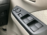 ドア内側のスイッチ部分に、窓やミラーに関する操作部がまとまっています。運転席から手を伸ばしやすい位置にあり、乗車中に窓の開閉などを行う際にも扱いやすい配置です。