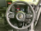 手元には複数のスイッチが配置され、運転中も視線を前方に保ちながら各種機能へアクセスしやすい仕様です。握りやすい形状で、毎日の運転をサポートします。