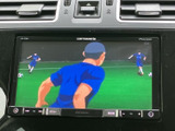 停車中にテレビや映像コンテンツを楽しめるTV画面です。休憩時間などに、リラックスした時間を過ごせます。長距離移動のお供に最適です。