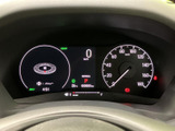 速度やシフト位置などの情報を運転席から確認しやすく、走行中に必要な表示を把握しやすい配置です。画面表示も組み合わさり、日々の運転を支える見やすいメーター廻りです。