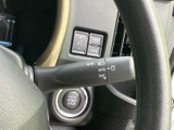 ウインカーやライトの表示がレバーにまとまり、操作内容を目で確認しやすい仕様です。AUTOを含む表示も備わり、日常の運転で使う切り替えを手元で行えます。
