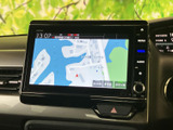 見やすい高精細な地図画面が、ドライバーを的確な目的地へと導きます。スムーズなルート案内で、初めての場所でも安心して運転できます。