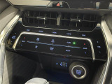 【左右独立オートエアコン】左右独立型、いわゆるデュアルエアコンです。運転席と助手席でそれぞれお好みの温度を設定可能です。